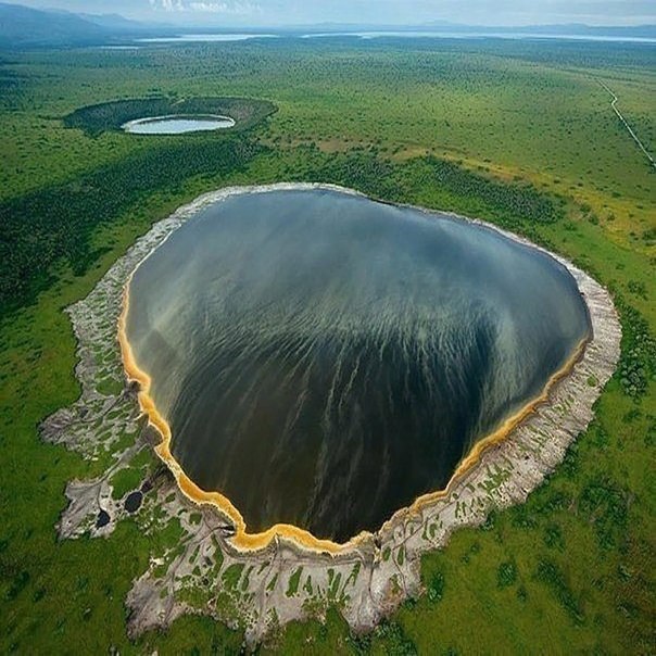 Бездонное озеро в кратере потухшего вулкана. Национальный парк королевы Елизаветы, Уганда